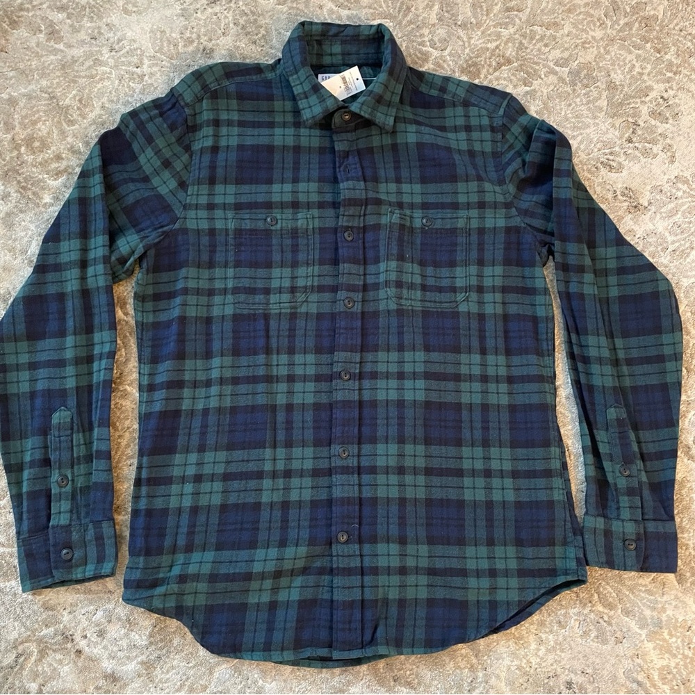 The GAP men’s flannel shirt, size M, button down in blue and green color NWT